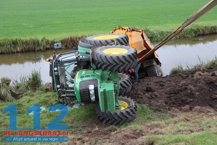 Tractor met aanhanger geladen met grond van de weg Waspik 4 Tractor met aanhanger geladen met grond van de weg Waspik 112 De Langstraat