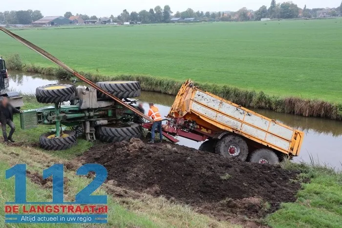 Tractor met aanhanger geladen met grond van de weg Waspik 5 Tractor met aanhanger geladen met grond van de weg Waspik 112 De Langstraat