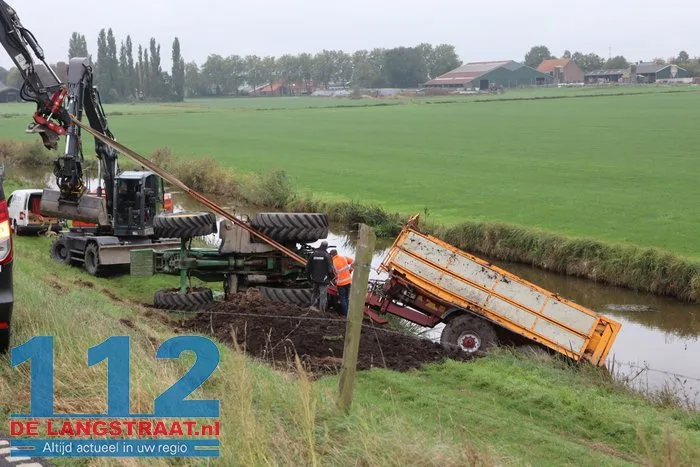 Tractor met aanhanger geladen met grond van de weg Waspik 6 Tractor met aanhanger geladen met grond van de weg Waspik 112 De Langstraat