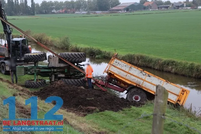 Tractor met aanhanger geladen met grond van de weg Waspik 7 Tractor met aanhanger geladen met grond van de weg Waspik 112 De Langstraat