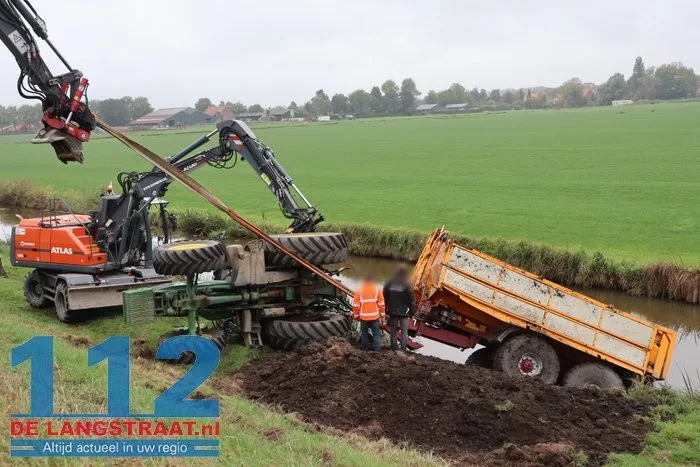 Tractor met aanhanger geladen met grond van de weg Waspik 8 Tractor met aanhanger geladen met grond van de weg Waspik 112 De Langstraat