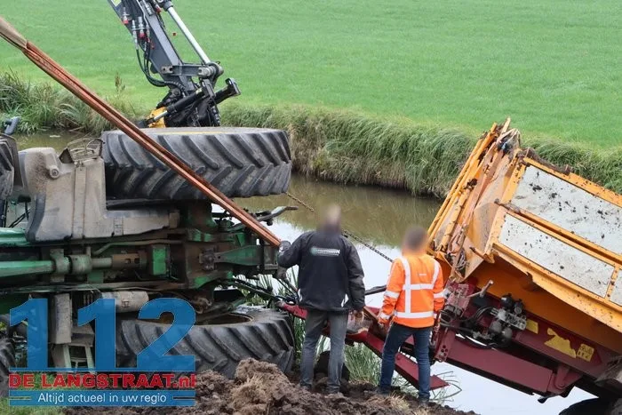 Tractor met aanhanger geladen met grond van de weg Waspik 9 Tractor met aanhanger geladen met grond van de weg Waspik 112 De Langstraat