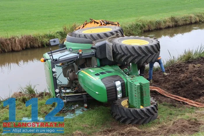 Tractor met aanhanger geladen met grond van de weg Waspik 11 Tractor met aanhanger geladen met grond van de weg Waspik 112 De Langstraat