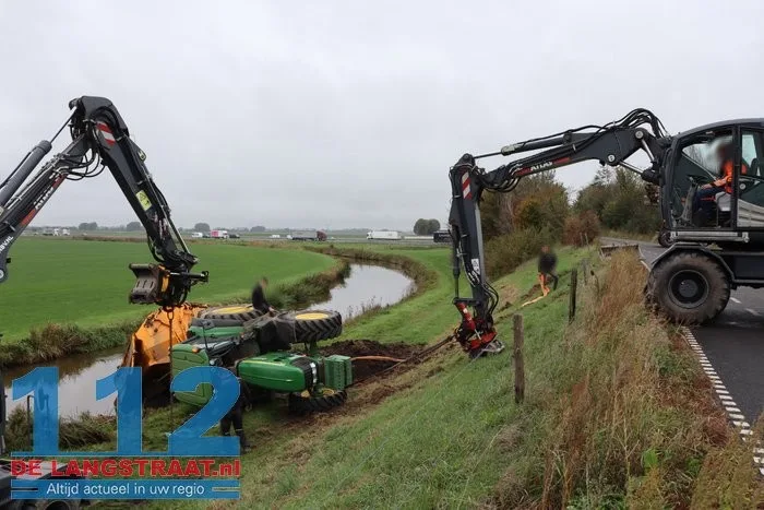 Tractor met aanhanger geladen met grond van de weg Waspik 13 Tractor met aanhanger geladen met grond van de weg Waspik 112 De Langstraat