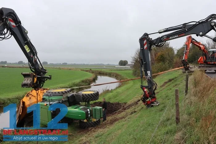 Tractor met aanhanger geladen met grond van de weg Waspik 14 Tractor met aanhanger geladen met grond van de weg Waspik 112 De Langstraat