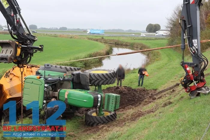 Tractor met aanhanger geladen met grond van de weg Waspik 15 Tractor met aanhanger geladen met grond van de weg Waspik 112 De Langstraat