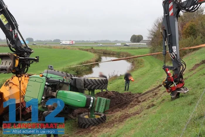 Tractor met aanhanger geladen met grond van de weg Waspik 16 Tractor met aanhanger geladen met grond van de weg Waspik 112 De Langstraat