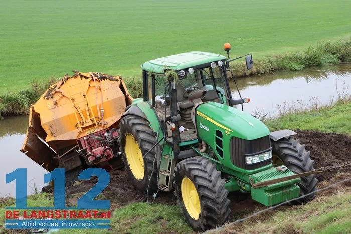 Tractor met aanhanger geladen met grond van de weg Waspik 17 Tractor met aanhanger geladen met grond van de weg Waspik 112 De Langstraat