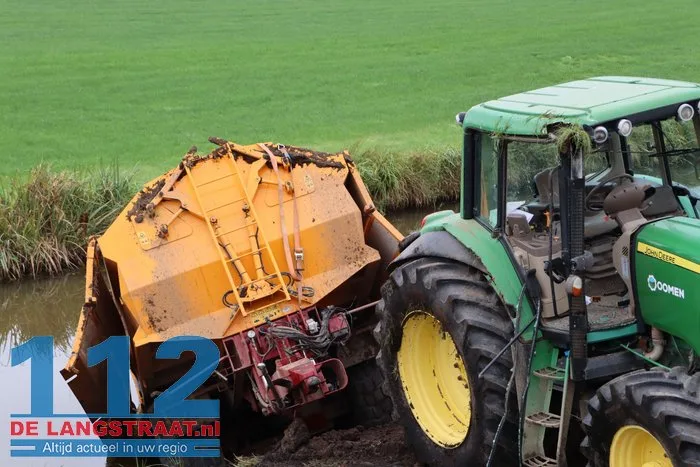 Tractor met aanhanger geladen met grond van de weg Waspik 18 Tractor met aanhanger geladen met grond van de weg Waspik 112 De Langstraat