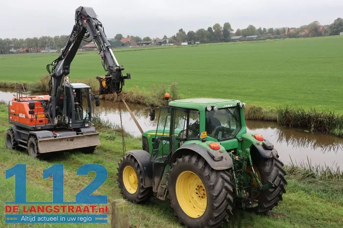 Tractor met aanhanger geladen met grond van de weg Waspik 19 Tractor met aanhanger geladen met grond van de weg Waspik 112 De Langstraat