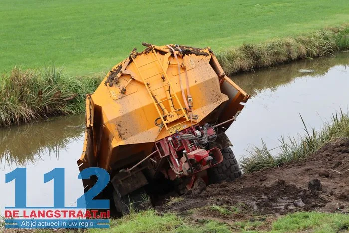 Tractor met aanhanger geladen met grond van de weg Waspik 21 Tractor met aanhanger geladen met grond van de weg Waspik 112 De Langstraat