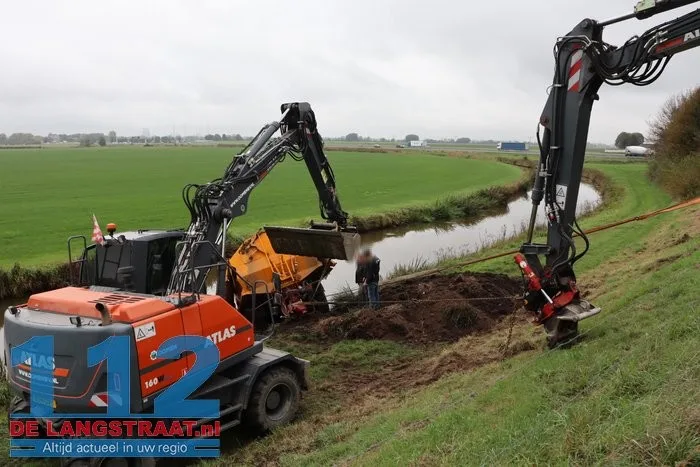 Tractor met aanhanger geladen met grond van de weg Waspik 22 Tractor met aanhanger geladen met grond van de weg Waspik 112 De Langstraat