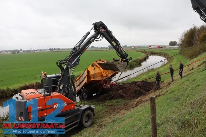 Tractor met aanhanger geladen met grond van de weg Waspik 24 Tractor met aanhanger geladen met grond van de weg Waspik 112 De Langstraat
