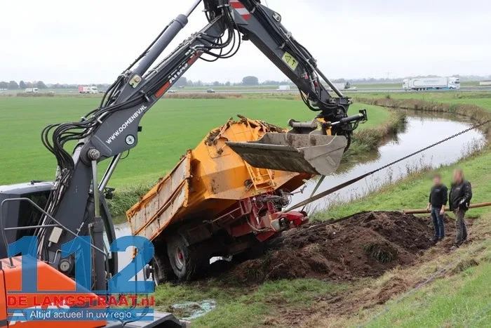 Tractor met aanhanger geladen met grond van de weg Waspik 25 Tractor met aanhanger geladen met grond van de weg Waspik 112 De Langstraat
