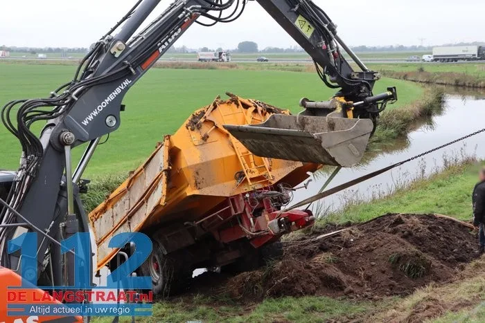 Tractor met aanhanger geladen met grond van de weg Waspik 26 Tractor met aanhanger geladen met grond van de weg Waspik 112 De Langstraat