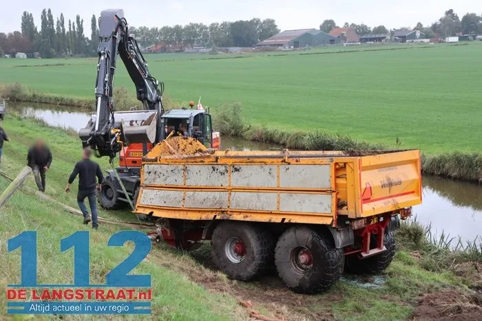 Tractor met aanhanger geladen met grond van de weg Waspik 27 Tractor met aanhanger geladen met grond van de weg Waspik 112 De Langstraat