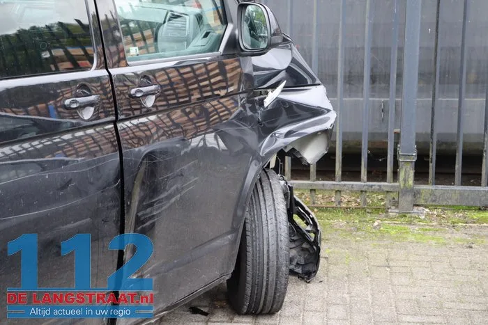Voertuig dat eerder betrokken was bij ongeval A59 beschadigd aangetroffen in Waspik 3 Voertuig dat eerder betrokken was bij ongeval A59 beschadigd aangetroffen in Waspik 112 De Langstraat