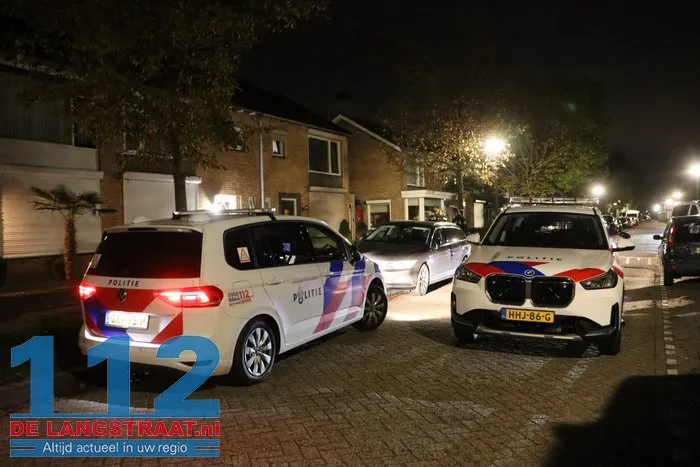 Politie valt woning binnen aan Venkelstraat Waalwijk na melding over mogelijk vuurwapen 1 Politie valt woning binnen aan Venkelstraat Waalwijk na melding over mogelijk vuurwapen 112 De Langstraat