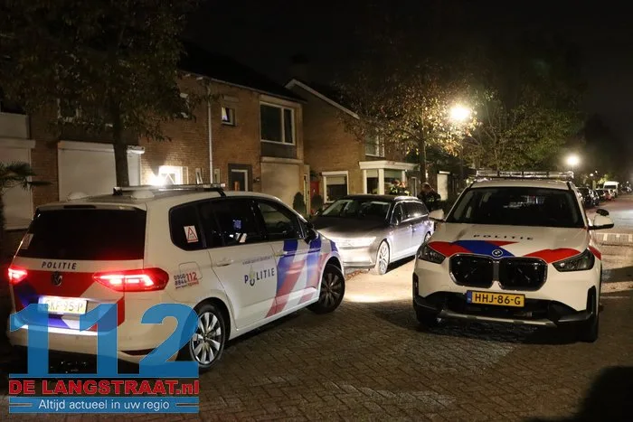 Politie valt woning binnen aan Venkelstraat Waalwijk na melding over mogelijk vuurwapen 2 Politie valt woning binnen aan Venkelstraat Waalwijk na melding over mogelijk vuurwapen 112 De Langstraat