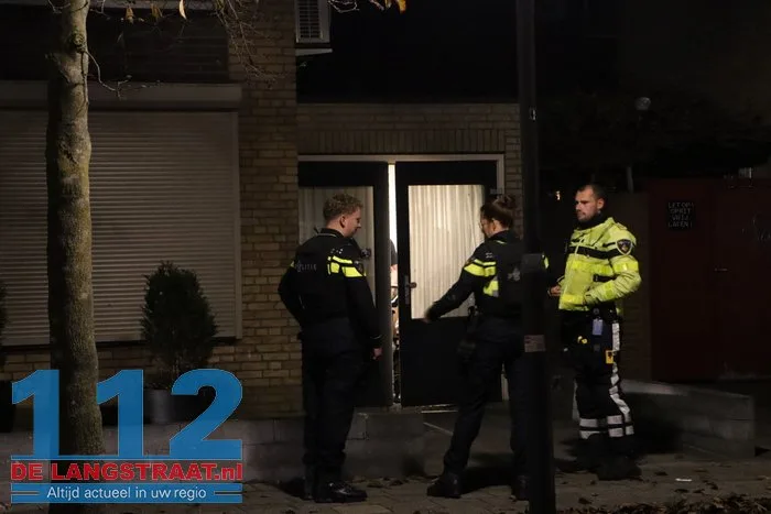 Politie valt woning binnen aan Venkelstraat Waalwijk na melding over mogelijk vuurwapen 3 Politie valt woning binnen aan Venkelstraat Waalwijk na melding over mogelijk vuurwapen 112 De Langstraat