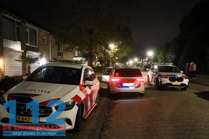 Politie valt woning binnen aan Venkelstraat Waalwijk na melding over mogelijk vuurwapen 4 Politie valt woning binnen aan Venkelstraat Waalwijk na melding over mogelijk vuurwapen 112 De Langstraat