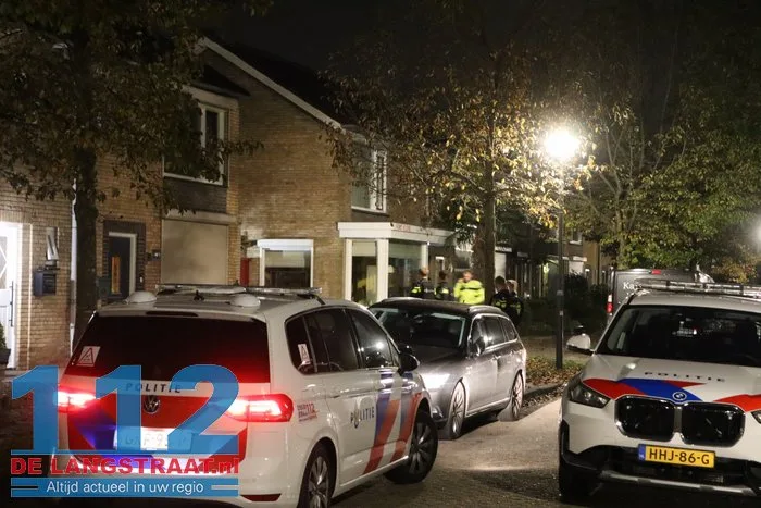 Politie valt woning binnen aan Venkelstraat Waalwijk na melding over mogelijk vuurwapen 5 Politie valt woning binnen aan Venkelstraat Waalwijk na melding over mogelijk vuurwapen 112 De Langstraat