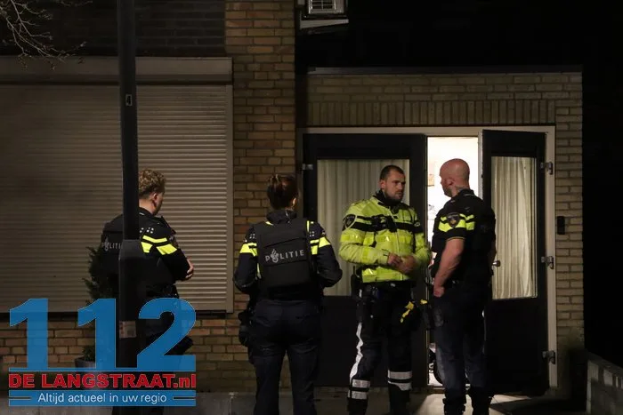 Politie valt woning binnen aan Venkelstraat Waalwijk na melding over mogelijk vuurwapen 6 Politie valt woning binnen aan Venkelstraat Waalwijk na melding over mogelijk vuurwapen 112 De Langstraat