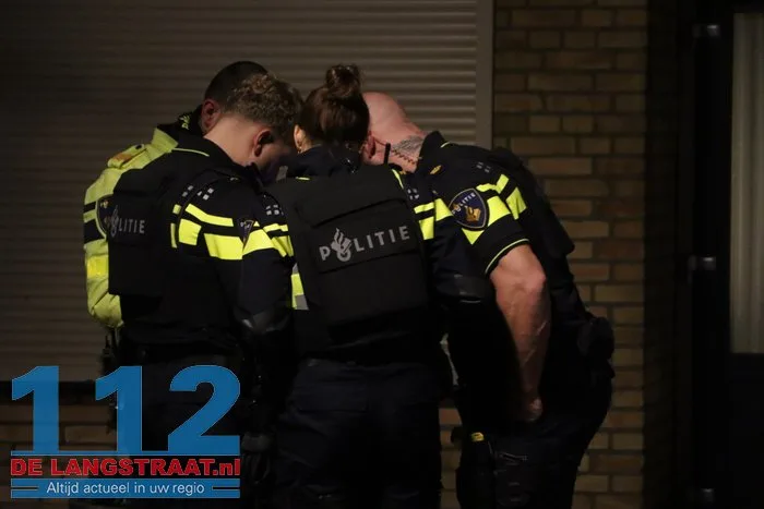 Politie valt woning binnen aan Venkelstraat Waalwijk na melding over mogelijk vuurwapen 7 Politie valt woning binnen aan Venkelstraat Waalwijk na melding over mogelijk vuurwapen 112 De Langstraat