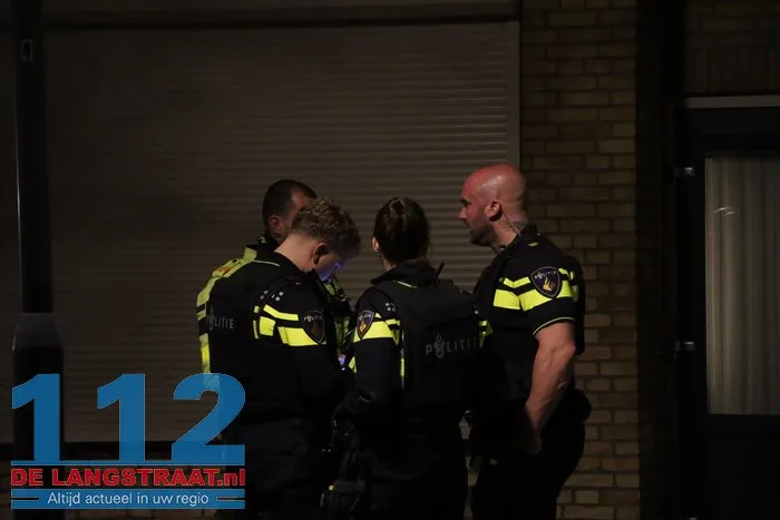 Politie valt woning binnen aan Venkelstraat Waalwijk na melding over mogelijk vuurwapen 8 Politie valt woning binnen aan Venkelstraat Waalwijk na melding over mogelijk vuurwapen 112 De Langstraat