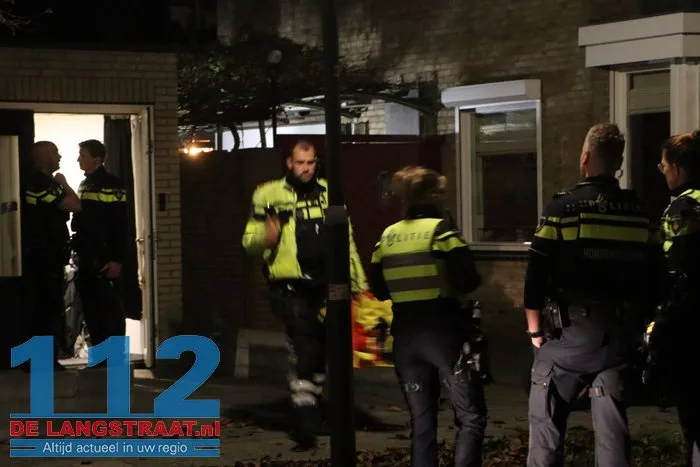 Politie valt woning binnen aan Venkelstraat Waalwijk na melding over mogelijk vuurwapen 9 Politie valt woning binnen aan Venkelstraat Waalwijk na melding over mogelijk vuurwapen 112 De Langstraat