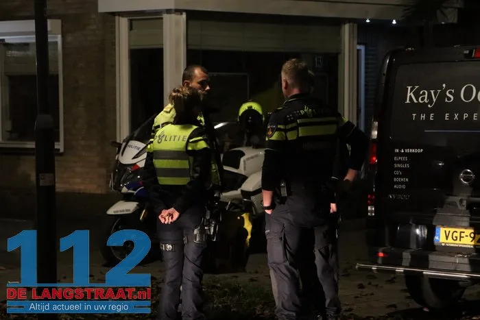 Politie valt woning binnen aan Venkelstraat Waalwijk na melding over mogelijk vuurwapen 10 Politie valt woning binnen aan Venkelstraat Waalwijk na melding over mogelijk vuurwapen 112 De Langstraat