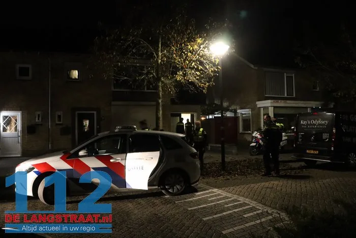 Politie valt woning binnen aan Venkelstraat Waalwijk na melding over mogelijk vuurwapen 11 Politie valt woning binnen aan Venkelstraat Waalwijk na melding over mogelijk vuurwapen 112 De Langstraat
