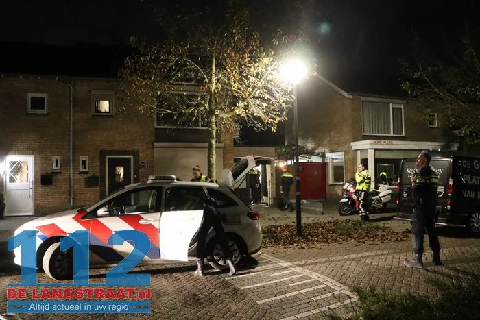 Politie valt woning binnen aan Venkelstraat Waalwijk na melding over mogelijk vuurwapen 12 Politie valt woning binnen aan Venkelstraat Waalwijk na melding over mogelijk vuurwapen 112 De Langstraat