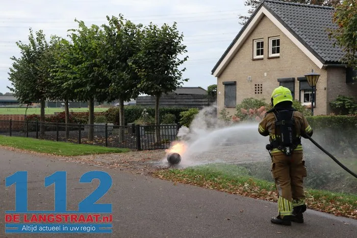 Gasfles vat vlam tijdens wegbranden onkruid De Moer 4 Gasfles vat vlam tijdens wegbranden onkruid De Moer 112 De Langstraat