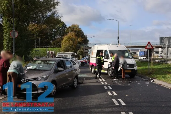 Aanrijding met drie voertuigen op de Taxandriaweg in Waalwijk 112 De Langstraat
