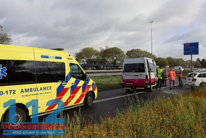 Aanrijding met drie voertuigen op de Taxandriaweg in Waalwijk 112 De Langstraat