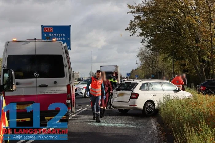 Aanrijding met drie voertuigen op de Taxandriaweg in Waalwijk 112 De Langstraat