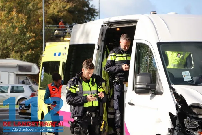Aanrijding met drie voertuigen op de Taxandriaweg in Waalwijk 112 De Langstraat