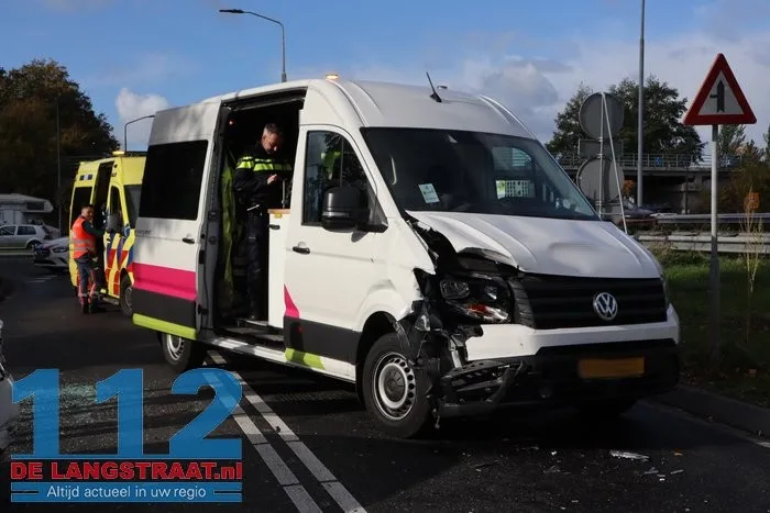 Aanrijding met drie voertuigen op de Taxandriaweg in Waalwijk 112 De Langstraat