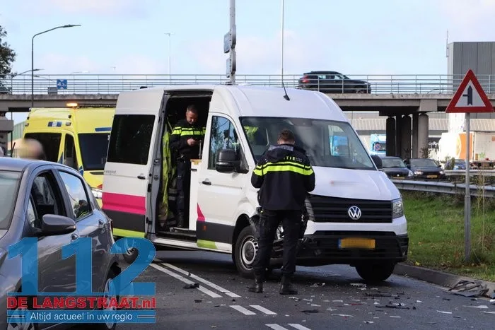 Aanrijding met drie voertuigen op de Taxandriaweg in Waalwijk 112 De Langstraat