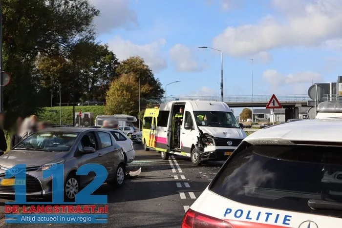 Aanrijding met drie voertuigen op de Taxandriaweg in Waalwijk 112 De Langstraat
