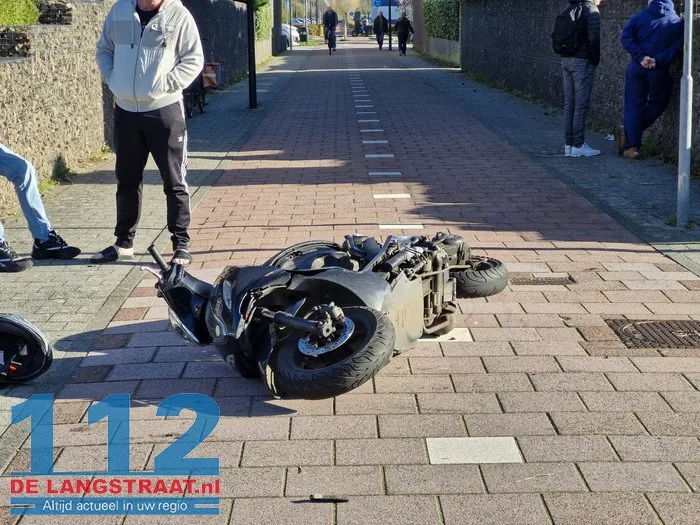 Jongen gewond bij aanrijding met schoonmaakvoertuig in Waalwijk 2 Jongen gewond bij aanrijding met schoonmaakvoertuig in Waalwijk 112 De Langstraat