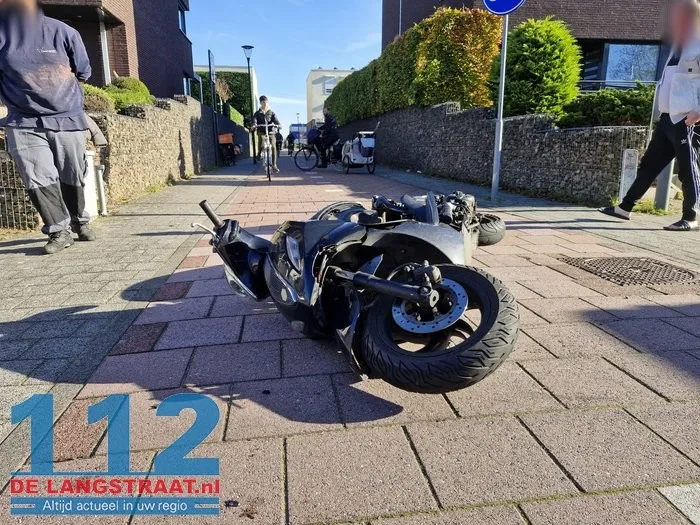 Jongen gewond bij aanrijding met schoonmaakvoertuig in Waalwijk 6 Jongen gewond bij aanrijding met schoonmaakvoertuig in Waalwijk 112 De Langstraat
