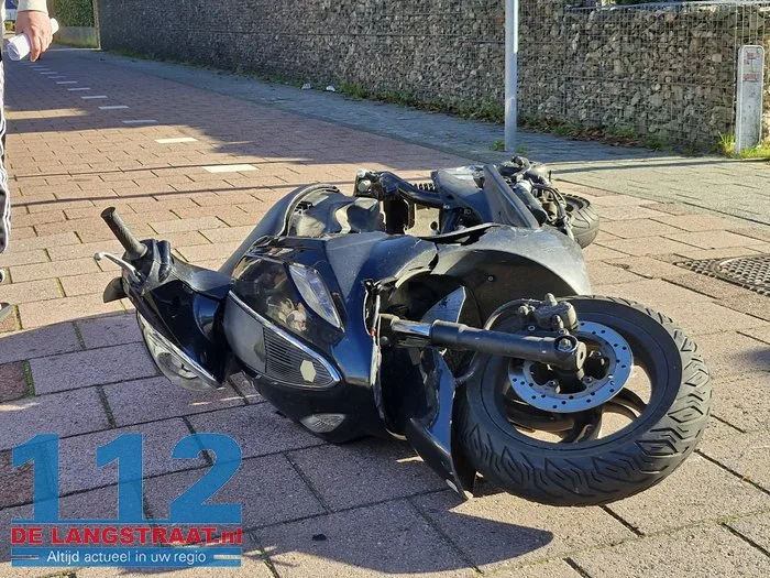 Jongen gewond bij aanrijding met schoonmaakvoertuig in Waalwijk 7 Jongen gewond bij aanrijding met schoonmaakvoertuig in Waalwijk 112 De Langstraat