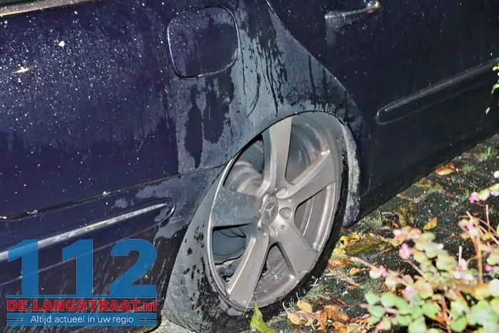 Auto in brand gestoken Ferdinand Bolplein Kaatsheuvel 24 Auto in brand gestoken Ferdinand Bolplein Kaatsheuvel 112 De Langstraat