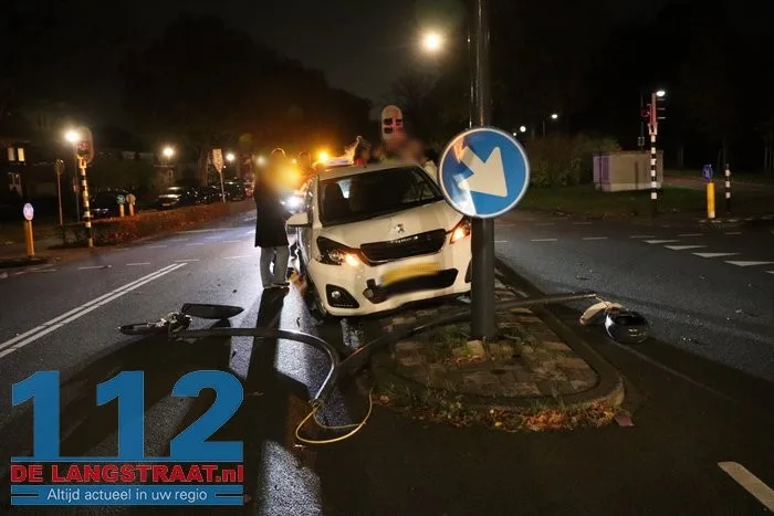 Auto botst tegen lantaarnpaal op Burgemeester van der Klokkenlaan in Waalwijk 112 De Langstraat