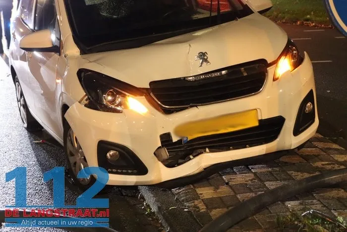Auto botst tegen lantaarnpaal op Burgemeester van der Klokkenlaan in Waalwijk 112 De Langstraat