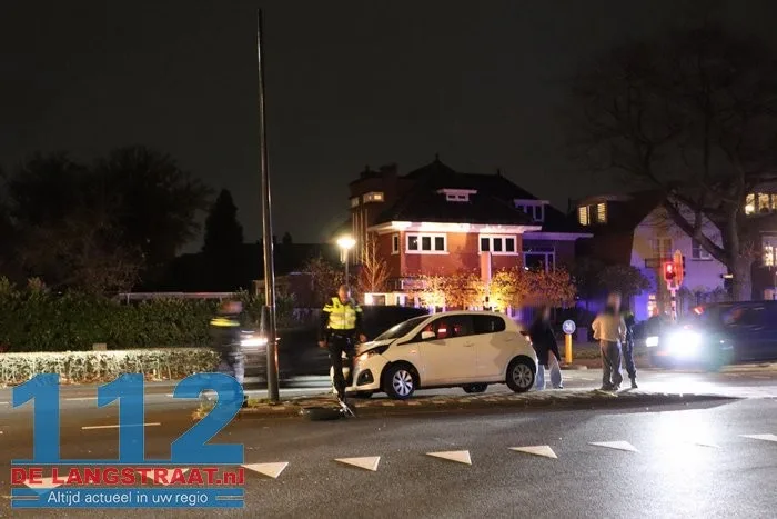 Auto botst tegen lantaarnpaal op Burgemeester van der Klokkenlaan in Waalwijk 112 De Langstraat