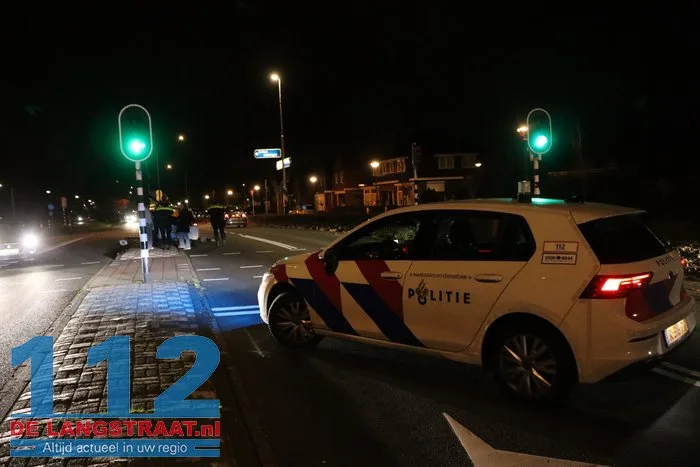 Auto botst tegen lantaarnpaal op Burgemeester van der Klokkenlaan in Waalwijk 112 De Langstraat