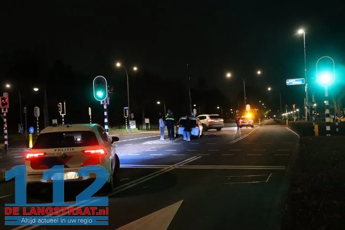 Auto botst tegen lantaarnpaal op Burgemeester van der Klokkenlaan in Waalwijk 112 De Langstraat